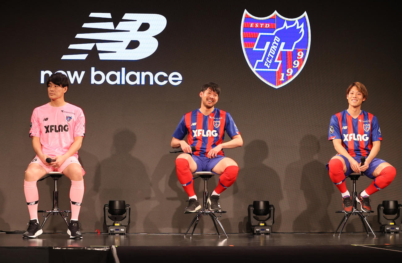 新体制発表会でトークショーを行う左からGK阿部伸、MF青木、MF渡辺凌（撮影・野上伸悟）