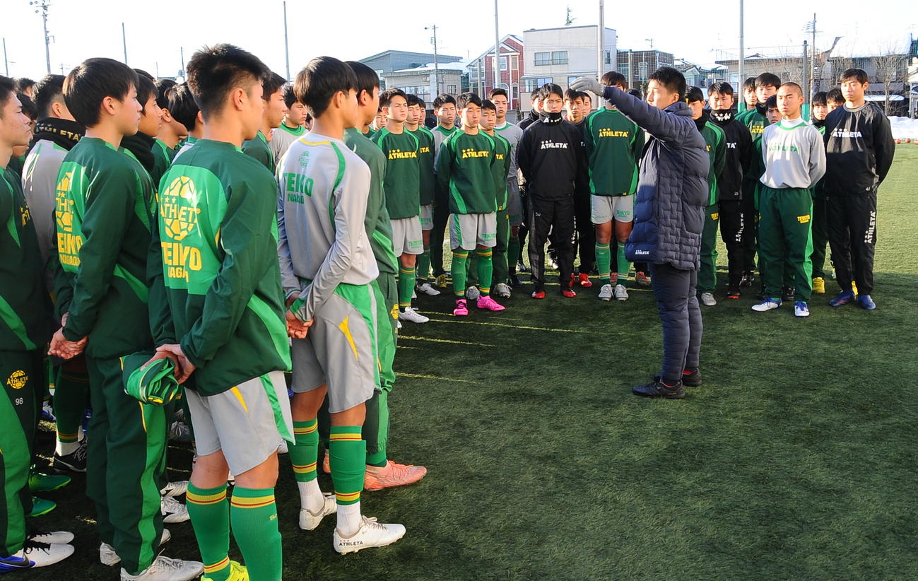 帝京長岡の新チームが初の日本一を目指して始動。古沢監督（中央）の話に耳を傾ける