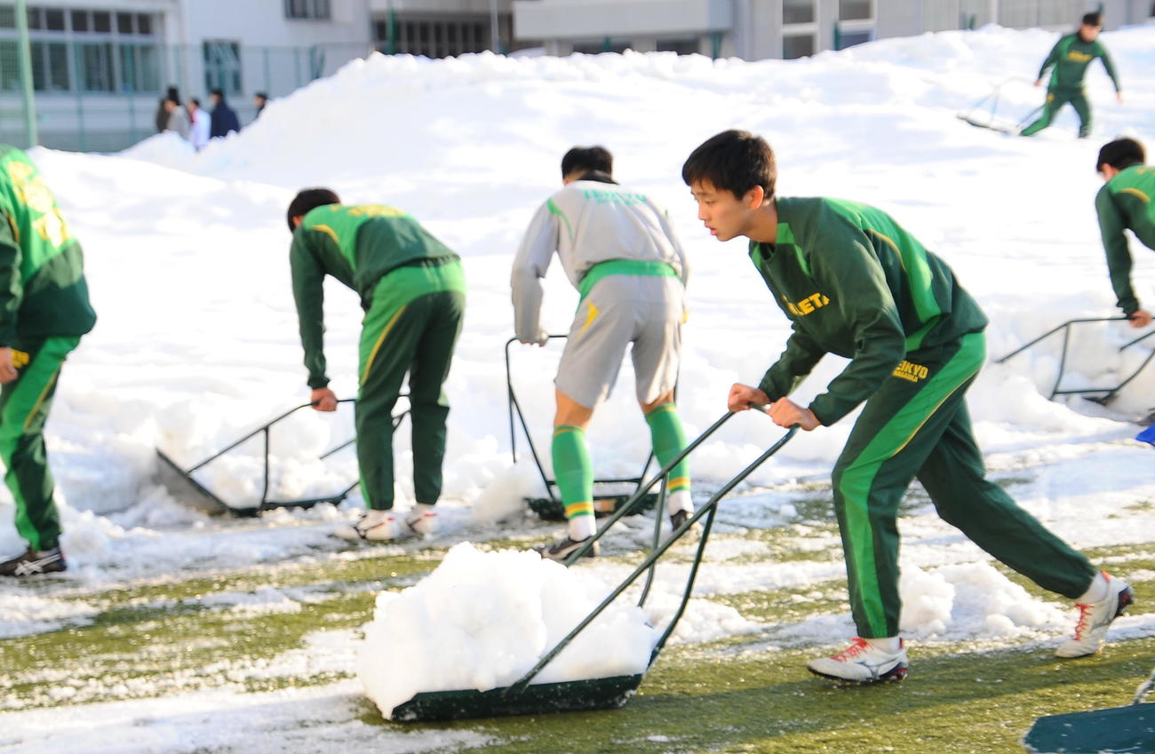 練習前の雪かきに励む帝京長岡DF松村晟怜