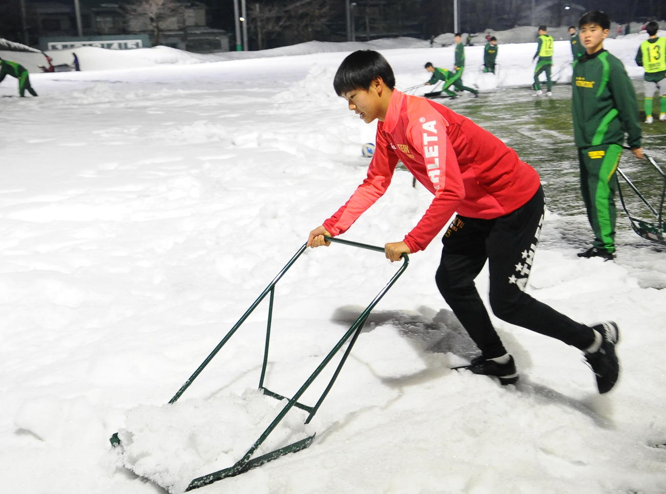 高校選抜から戻った帝京長岡・広井は雪かきでトレーニング
