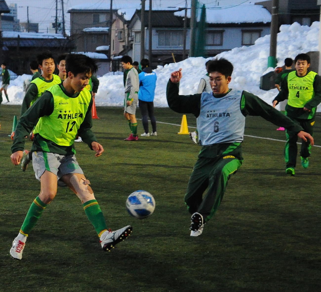 DFラインを統率し、日本一を目指す帝京長岡・松村（左）
