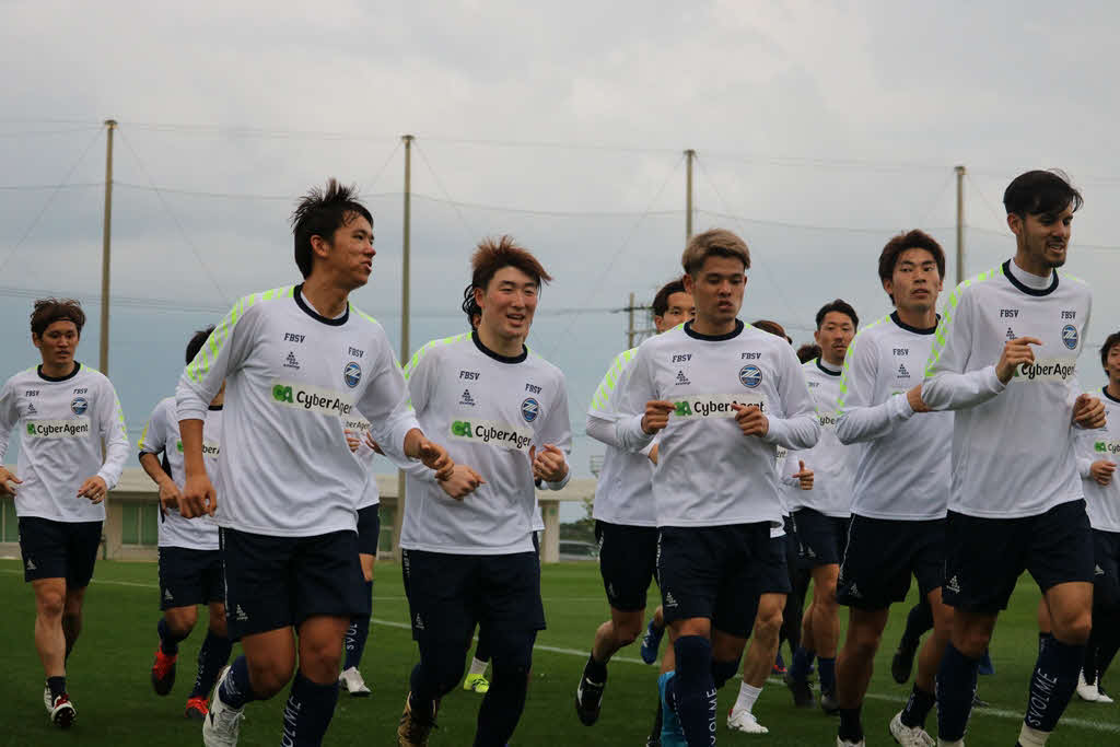 沖縄でキャンプインした町田の選手たち（C）FCMZ