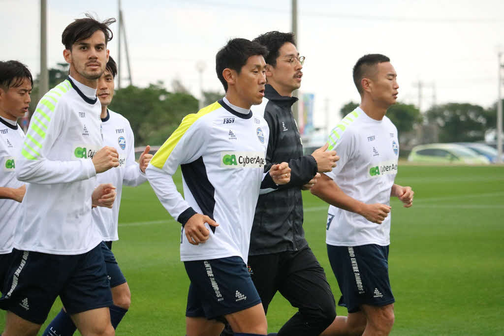 沖縄でキャンプインした町田。中央はDF水本裕貴。右奥はFW鄭大世、左でカメラに目線を送るのはMF長谷川アーリアジャスール（C）FCMZ
