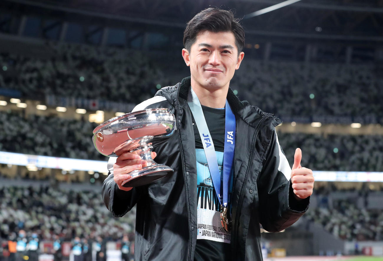 天皇杯を手にポーズを決める川崎F・DF谷口（21年1月1日撮影）