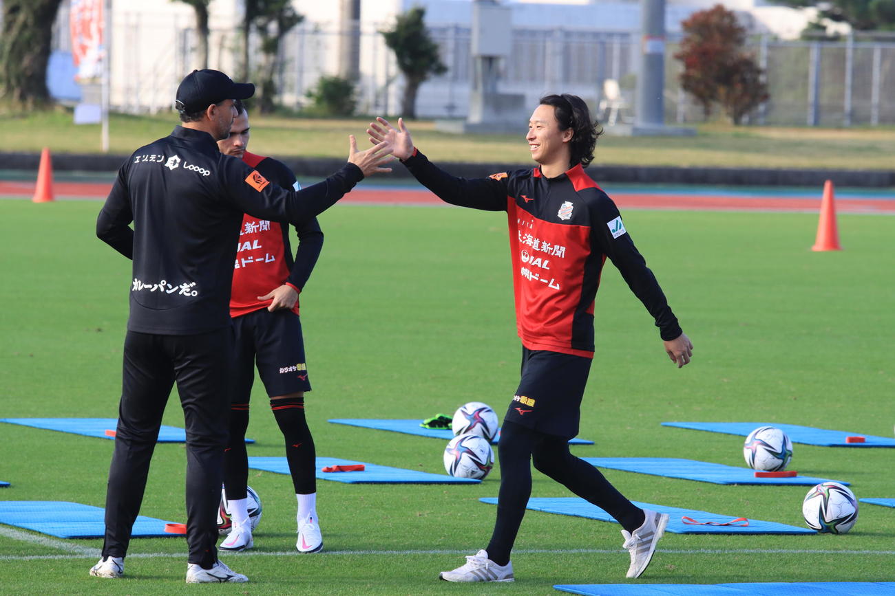 沖縄キャンプに合流した札幌MF荒野（右）（撮影・保坂果那）