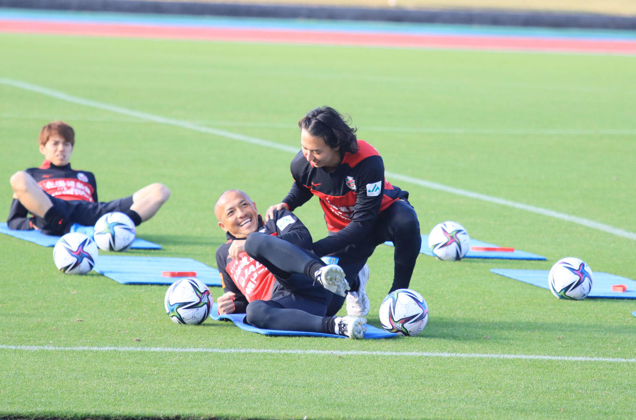 沖縄キャンプに合流した札幌MF荒野（右）はMF小野にあいさつする（撮影・保坂果那）