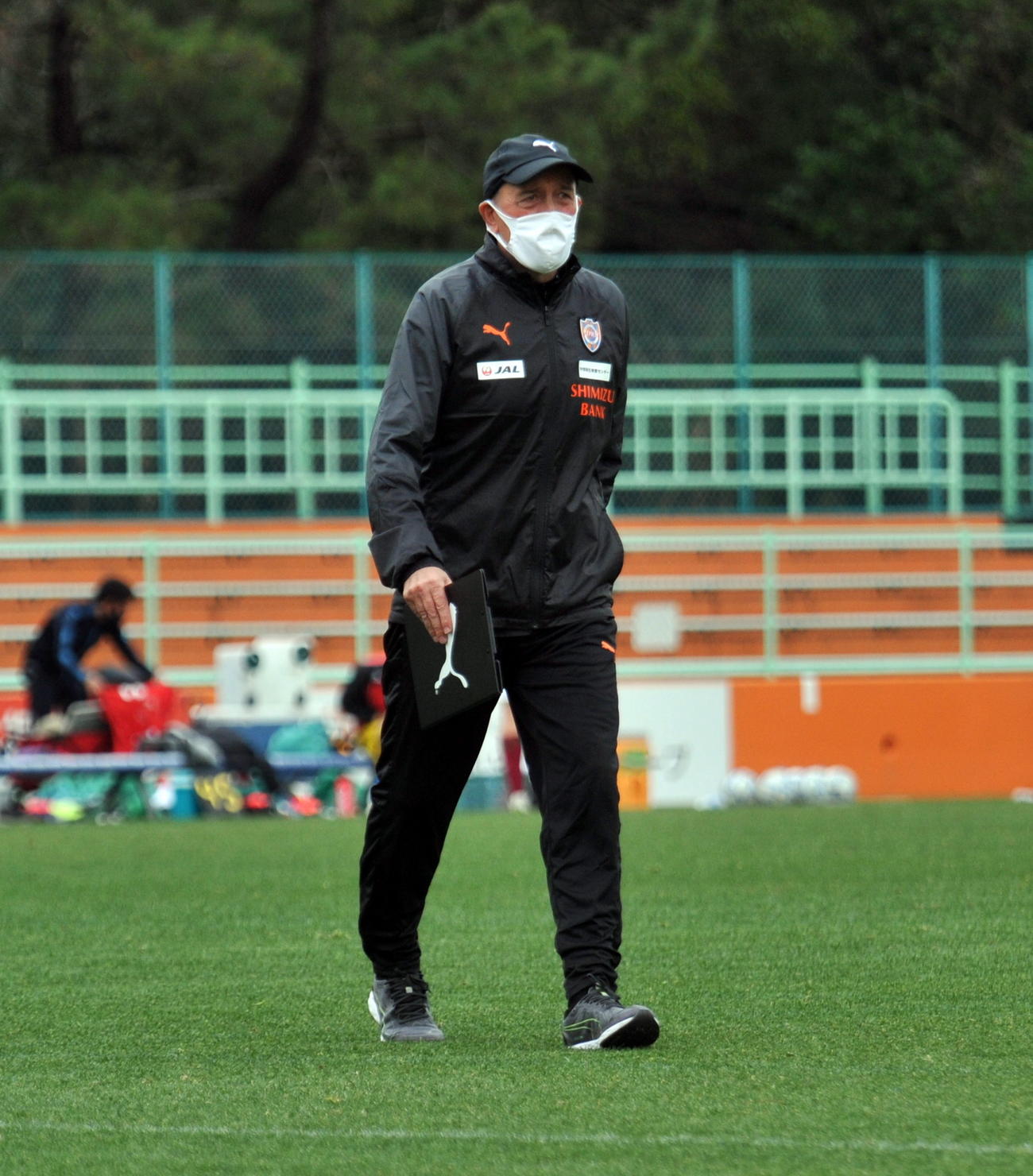 練習試合を終えて引き揚げる清水のロティーナ監督