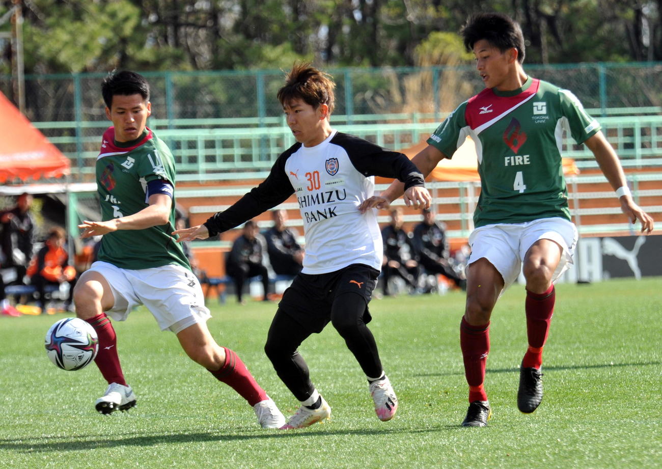 今季初の対外試合で2得点を決めた清水MF金子（中央）