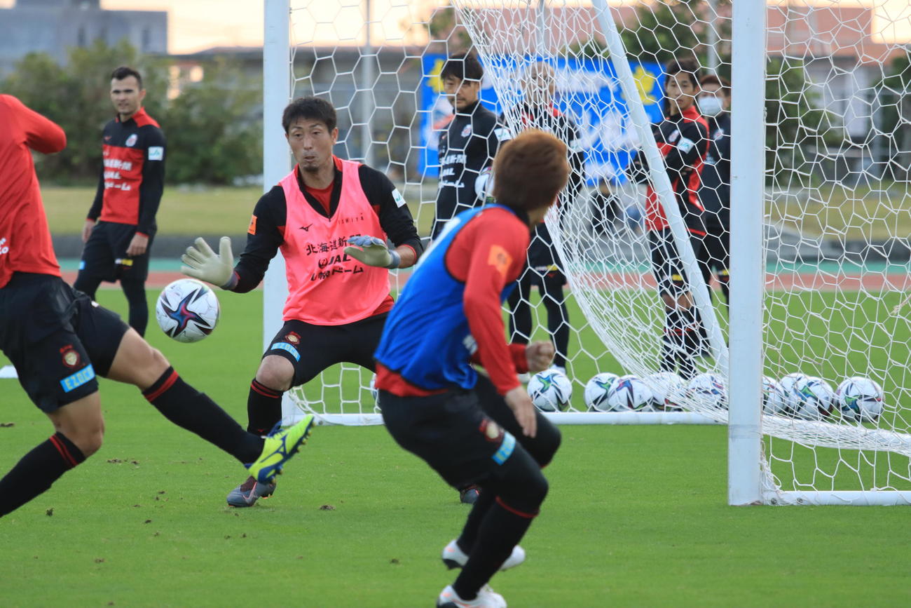 ミニゲームでシュートを止める札幌GK大谷（中央）（撮影・保坂果那）