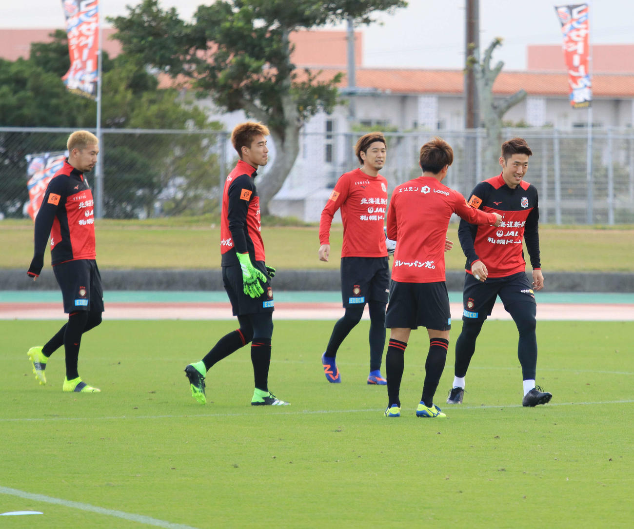 沖縄キャンプに合流した札幌DFキム（右端）はチームメートとあいさつする（撮影・保坂果那）