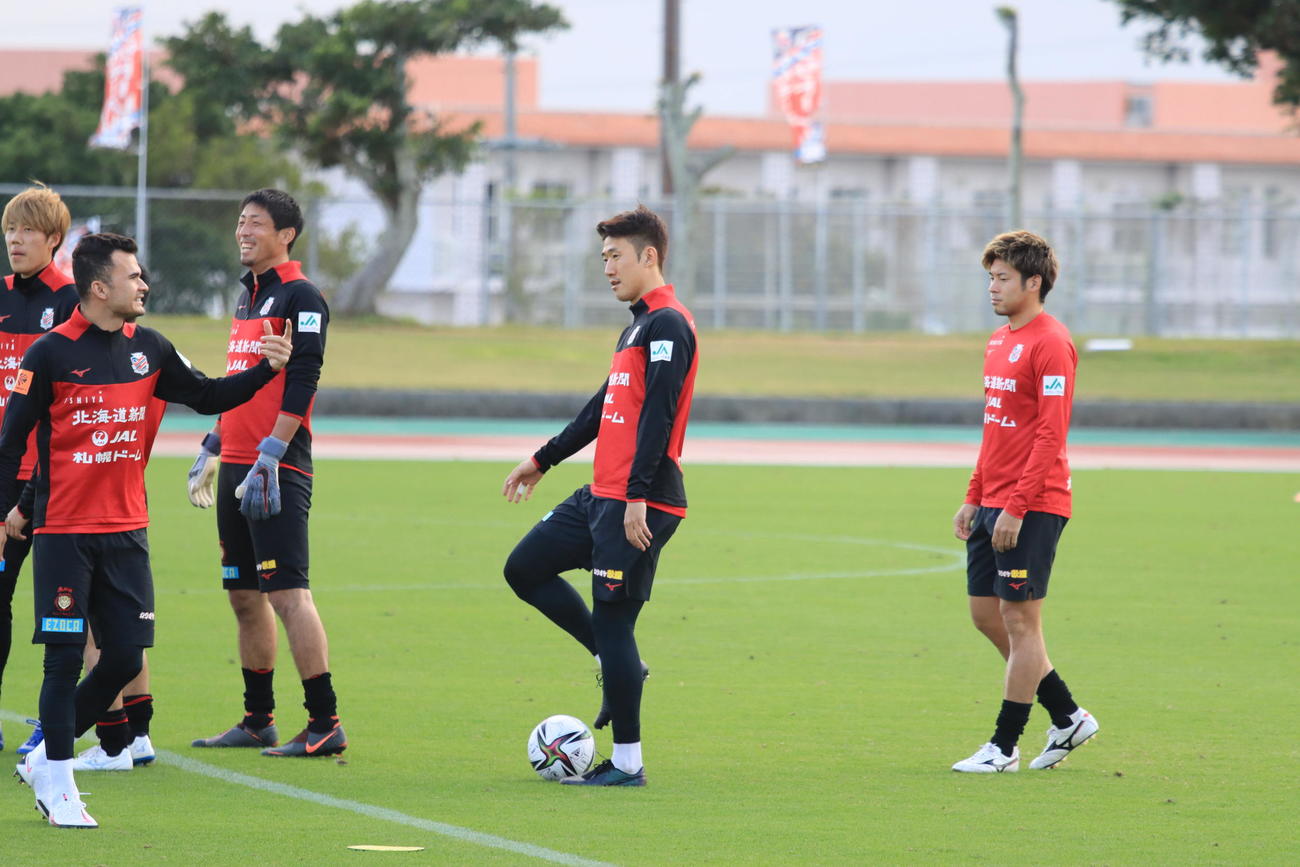 チームに合流した札幌DFキム（右から2人目）（撮影・保坂果那）