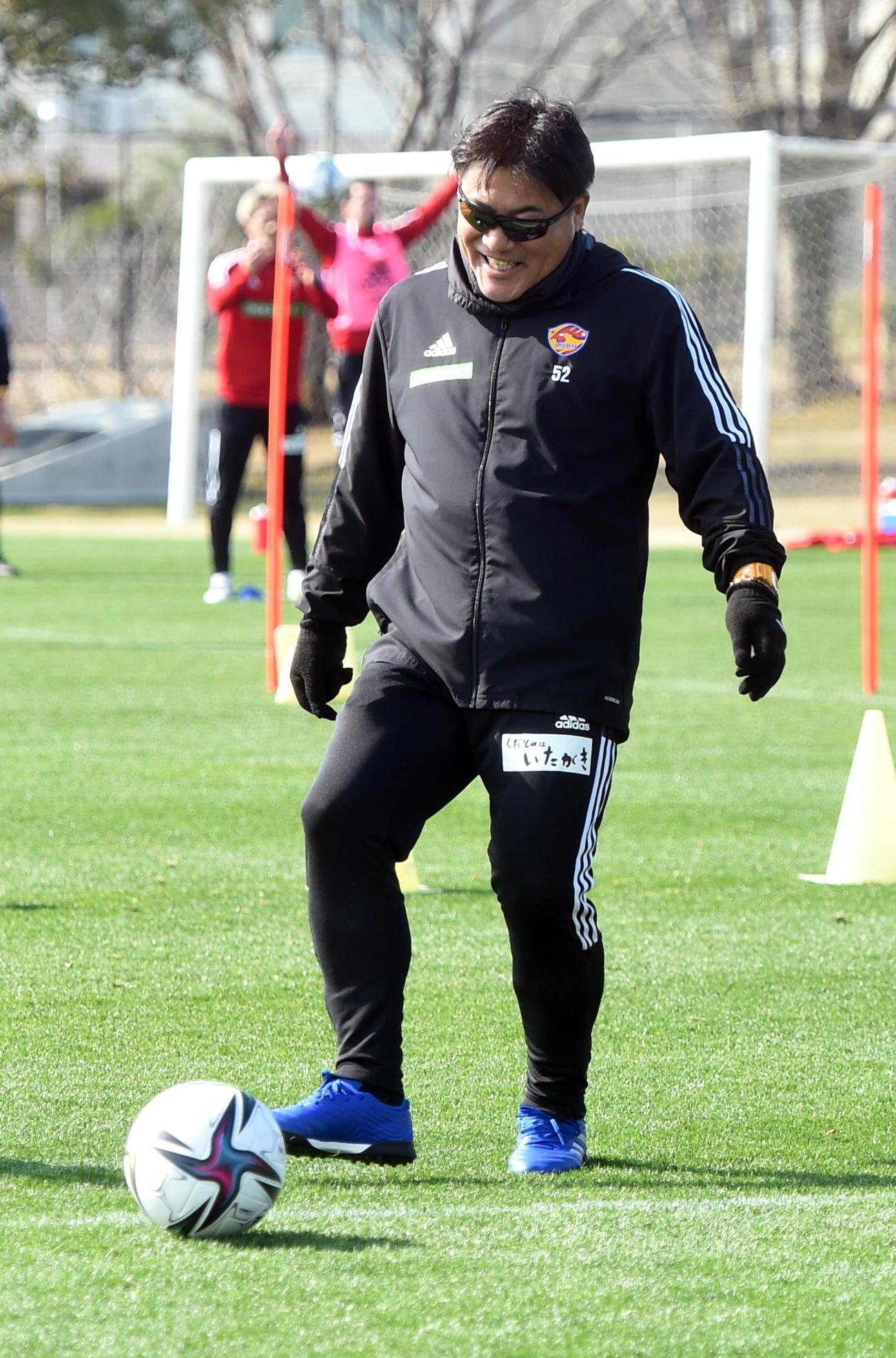 パスを出す仙台手倉森監督（撮影・山田愛斗）
