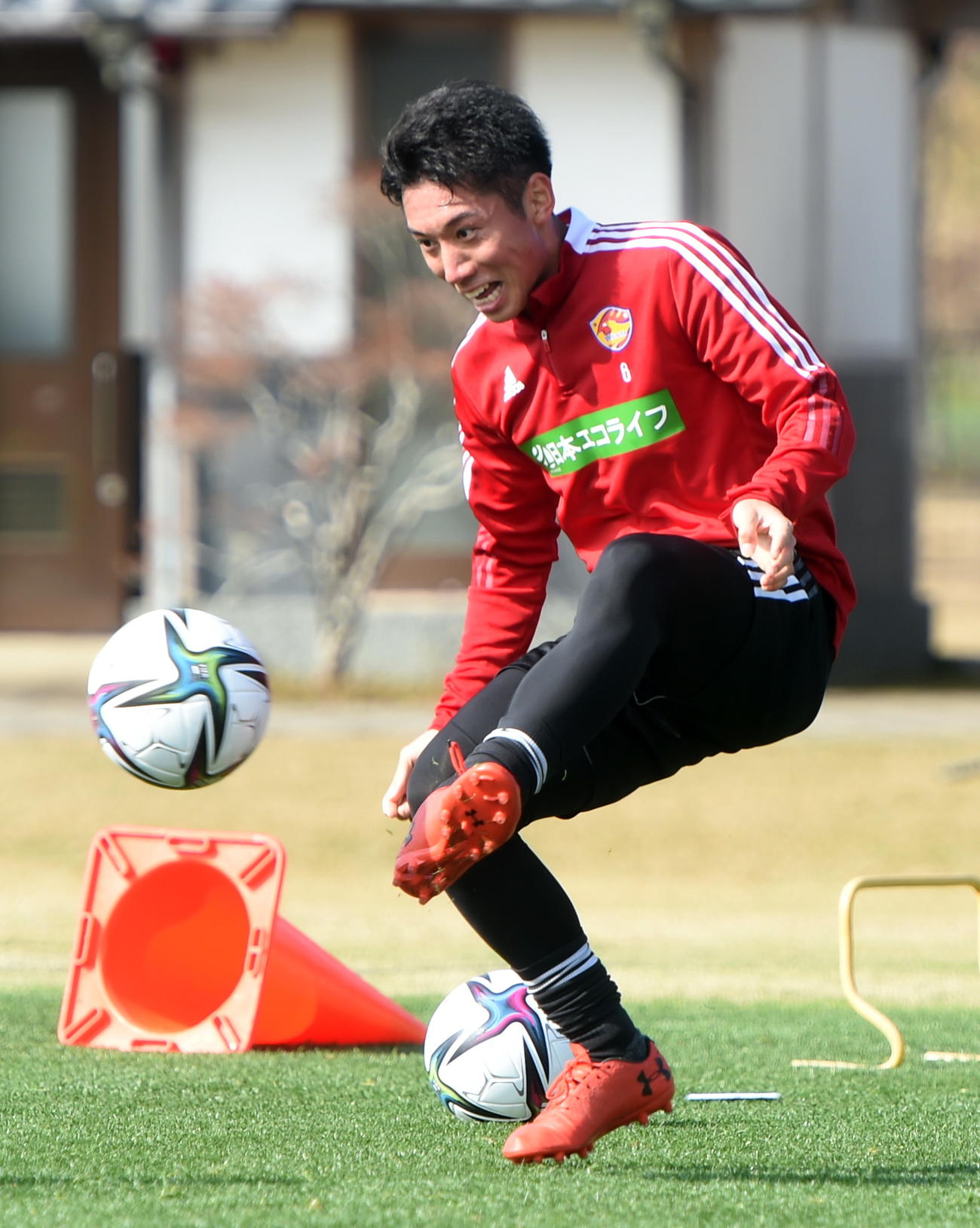 笑顔でサーキットトレーニングを行う仙台MF上原（撮影・山田愛斗）