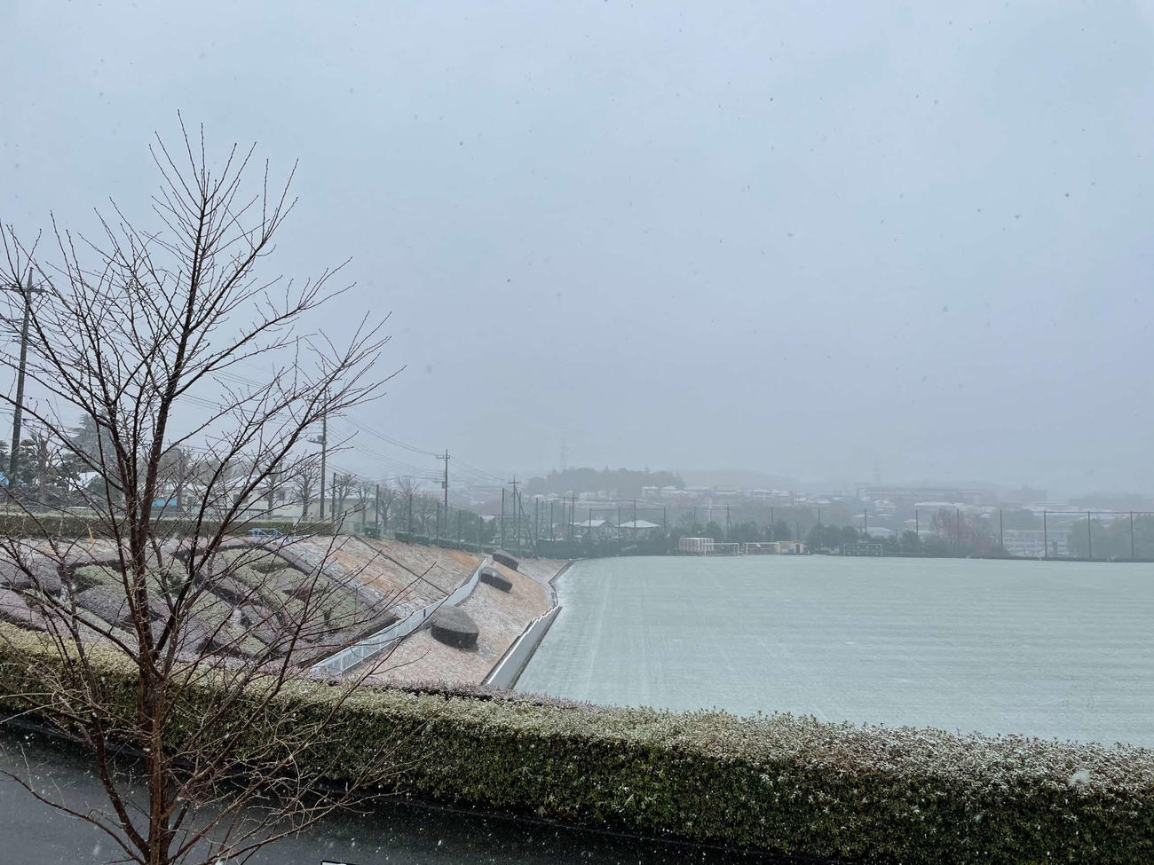 雪に見舞われた川崎Fの練習場（クラブ提供）