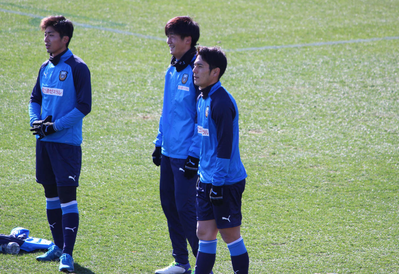 川崎F・FW知念慶（中央手前、1月25日撮影）