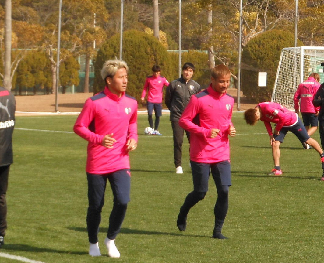 宮崎キャンプで2人そろってランニングするFW松田力（右）と陸（撮影・横田和幸）