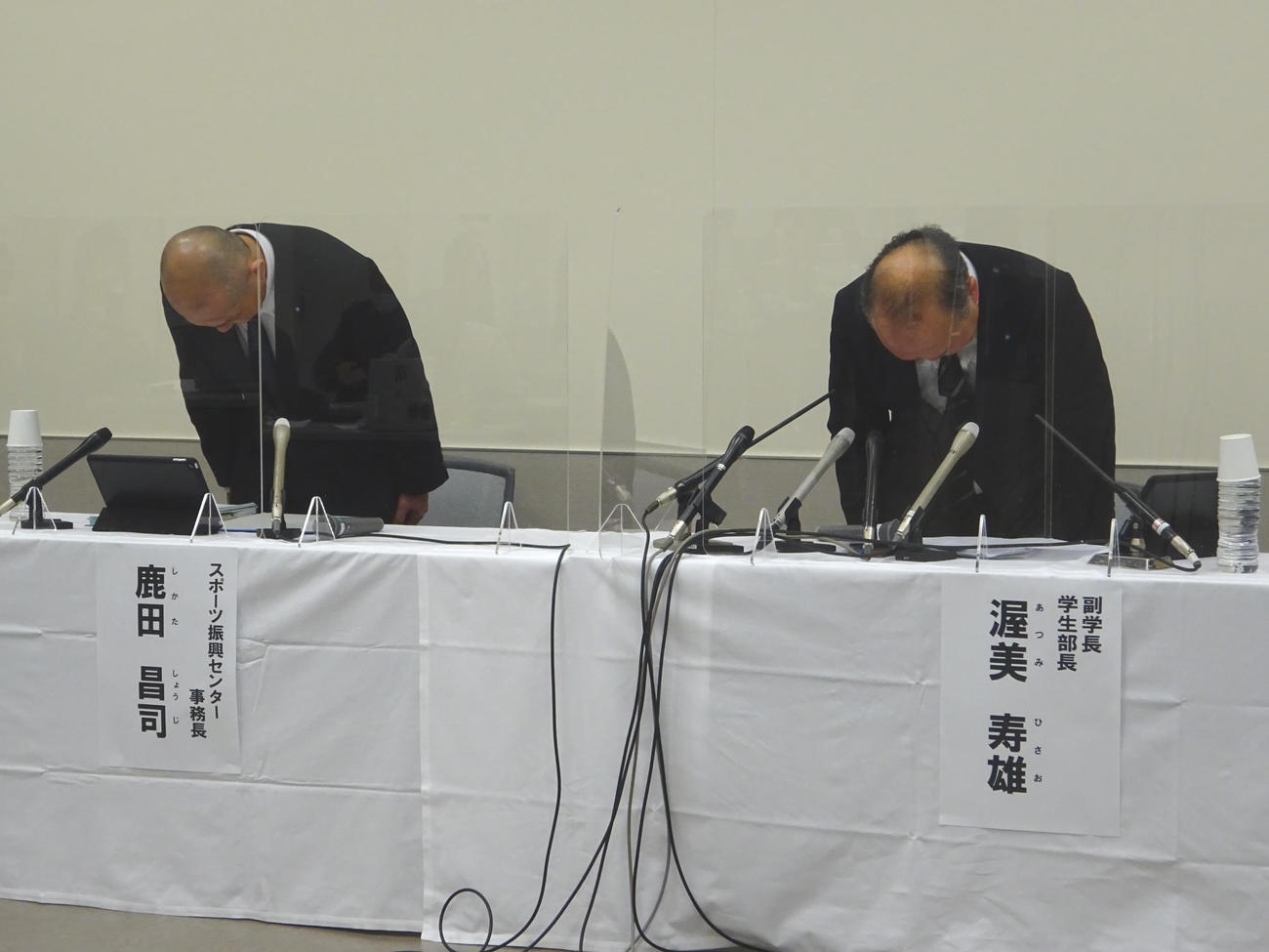 サッカー部員らの大麻使用問題について、謝罪する近大・渥美寿雄副学長（右）と鹿田昌司スポーツ振興センター事務長（撮影・加藤裕一）