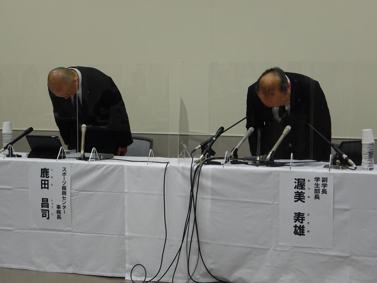 サッカー部員らの大麻使用問題について、謝罪する近大・渥美寿雄副学長（右）と鹿田昌司スポーツ振興センター事務長（撮影・加藤裕一）