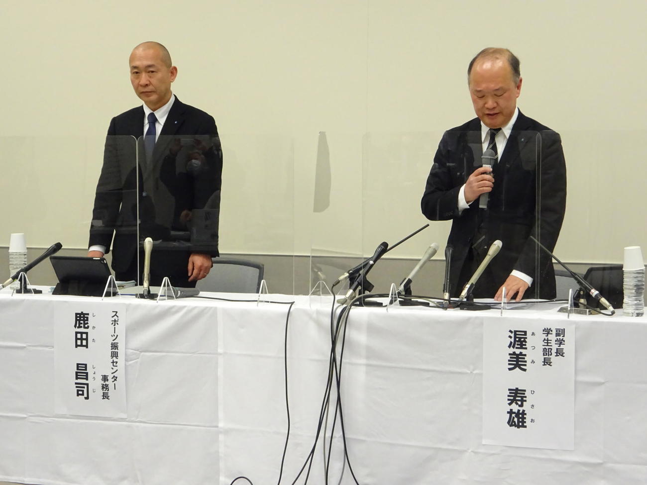 サッカー部員らの大麻使用問題について、謝罪する近大・渥美寿雄副学長（右）と鹿田昌司スポーツ振興センター事務長（撮影・加藤裕一）