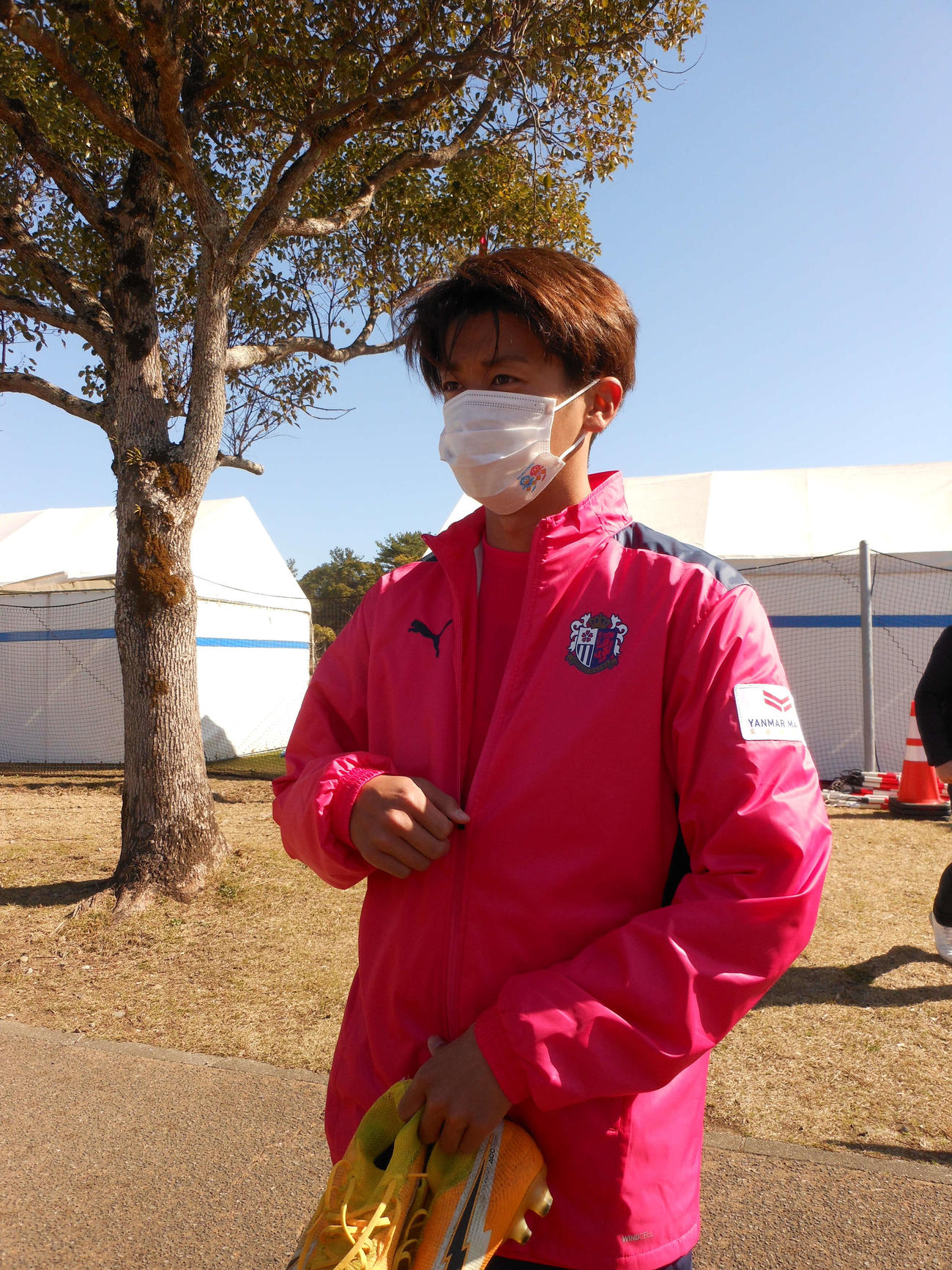 宮崎キャンプで取材対応するC大阪MF西川
