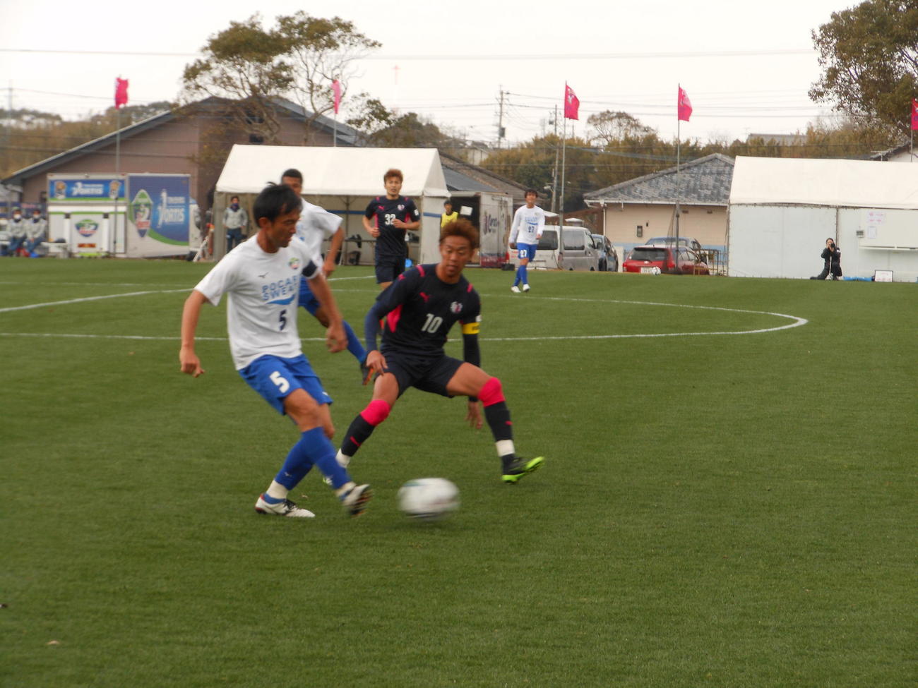 C大阪MF清武弘嗣（右）は徳島との練習試合で激しいマークをする