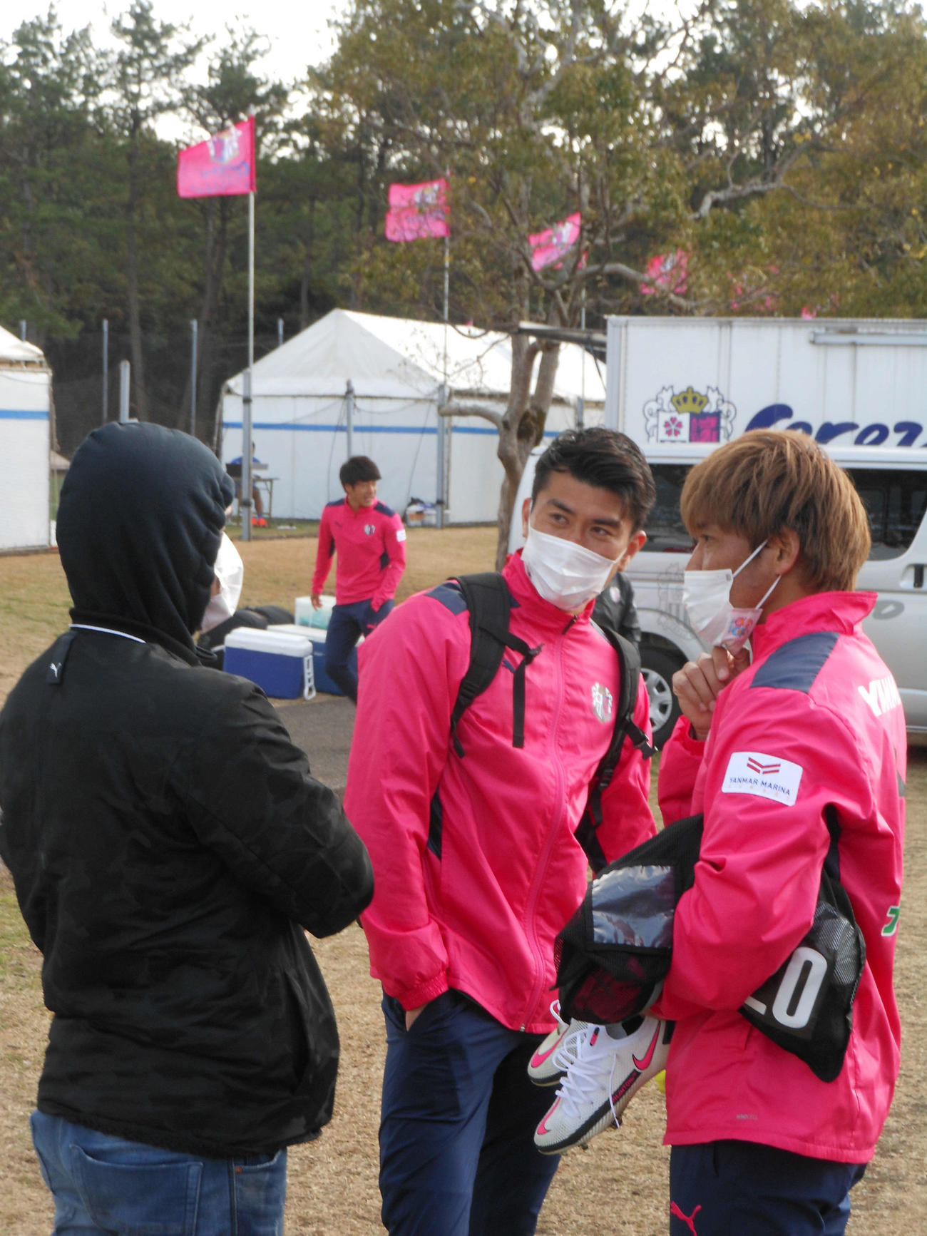 移籍後初実戦を終えたGK松井謙弥（中央）とFW大久保嘉人（右）