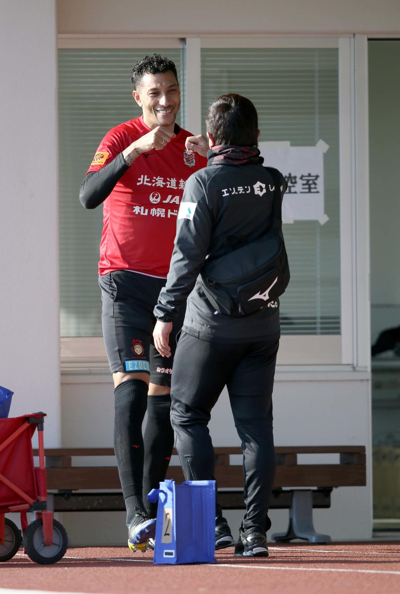 チームに合流し笑顔を見せる札幌FWジェイ（左奥）（撮影・佐藤翔太）