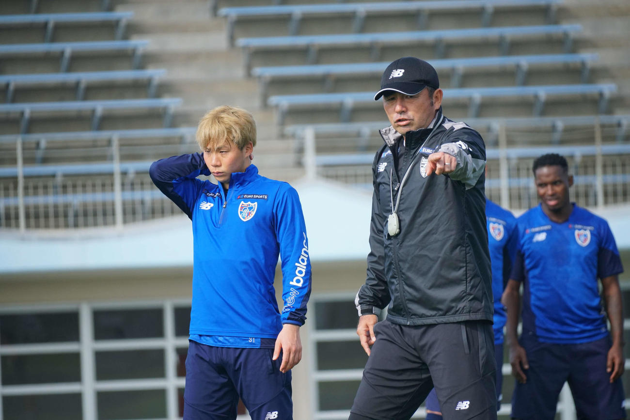 沖縄キャンプで始動する長谷川監督（右）とMF安部（左）（クラブ提供）