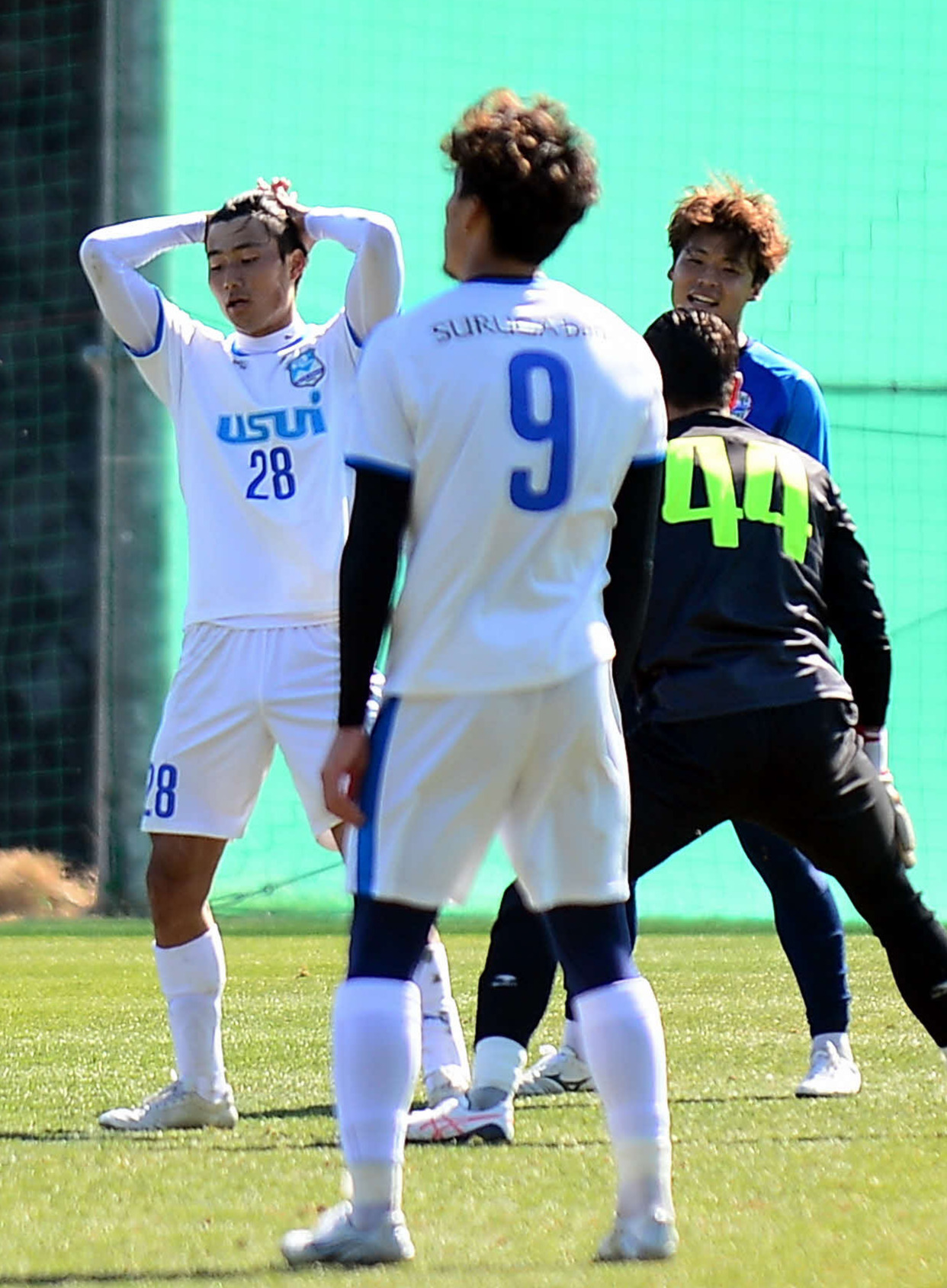 2本目、決定機を逃し頭を抱える沼津FW今村（奥左）