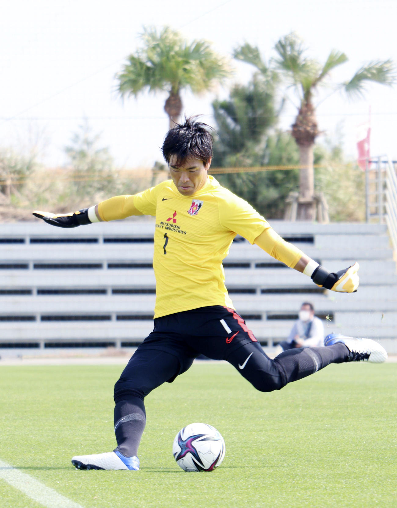 キャンプ最終日の練習試合でプレーする浦和のGK西川（同クラブ提供）