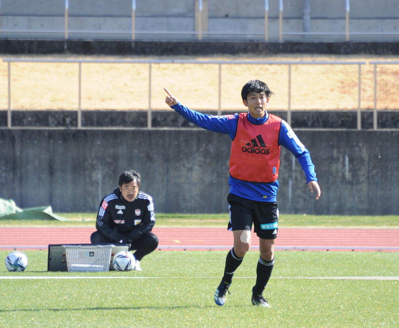 指示を出す遠藤（右）