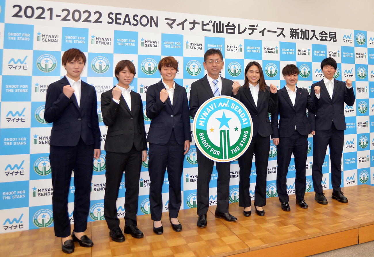 マイナビ仙台の新加入会見に出席した、左からDF西沢日菜乃、MF原衣吹、FW宮沢ひなた、松田岳夫新監督、MF長野風花、FW矢形海優、GK福田まい（撮影・佐藤究）