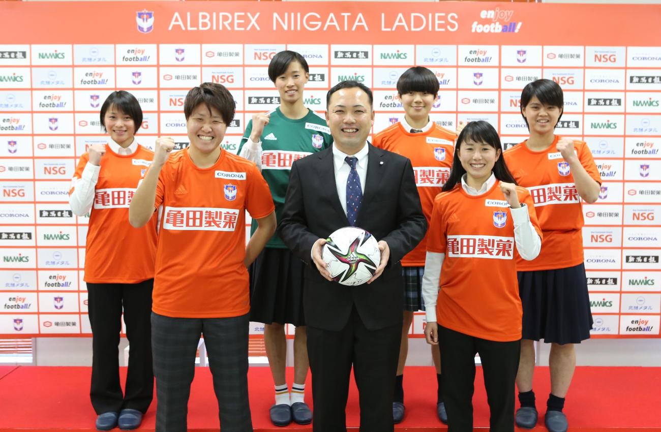 村松大介新監督（前列中央）と新加入の前列左が道上彩花、前列右が茨木美都葉、後列左から中江萌、合田朱里、沼尾圭都、山本結菜（写真提供・新潟アルビレックスレディース）
