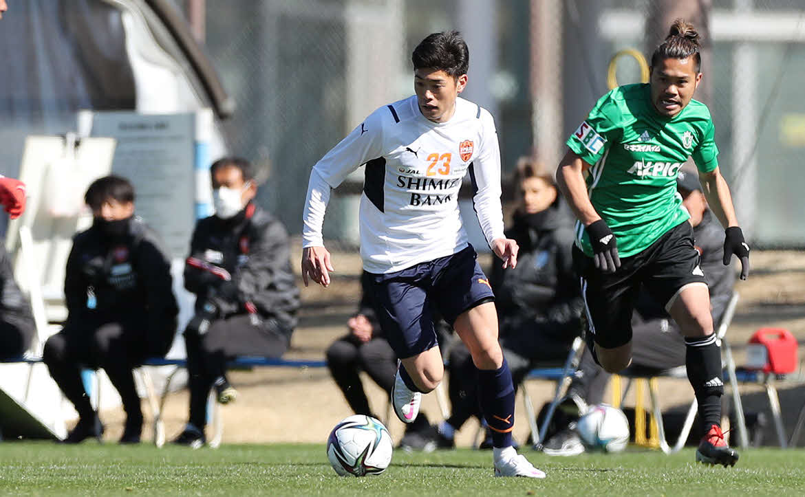 ドリブル突破する清水MF鈴木唯（左）（C)S－PULSE