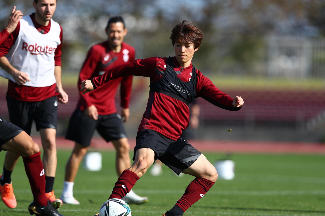沖縄キャンプで精力的に動く神戸MF井上（C）VISSEL KOBE