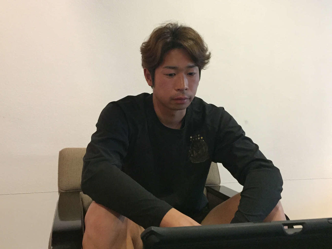 オンラインで取材に対応する三浦（C）GAMBA OSAKA