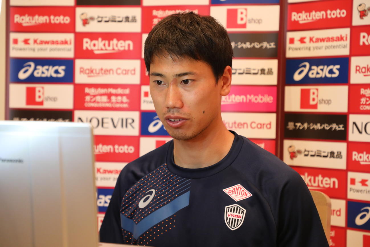 沖縄キャンプで取材に応じる神戸GK前川（C）VISSEL KOBE