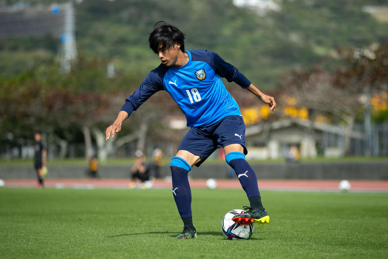 札幌との練習試合で、ボールをキープする川崎F・MF三笘薫（c）KAWASAKI FRONTALE