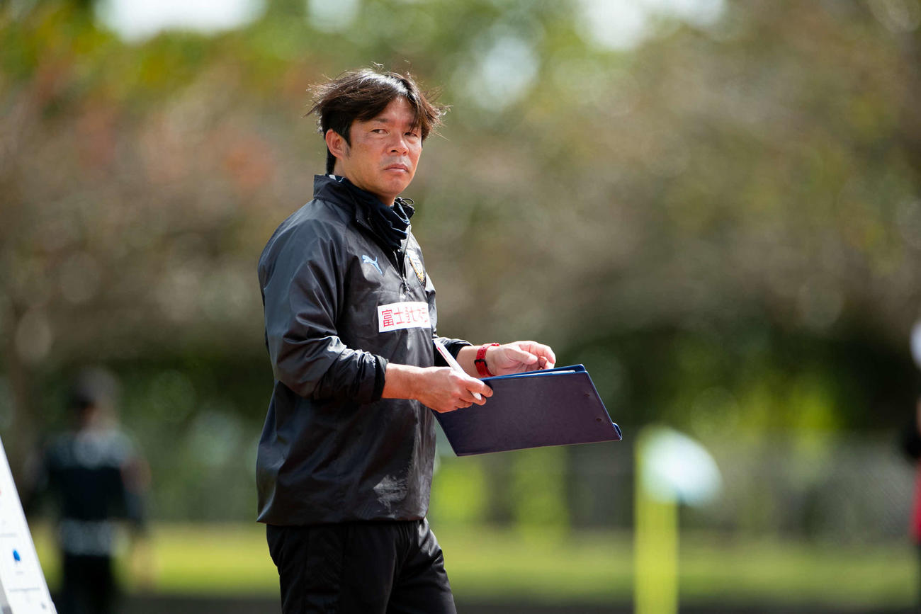 札幌との練習試合で、ボードを手に戦況を見つめる川崎Fの鬼木達監督(C)KAWASAKI FRONTALE