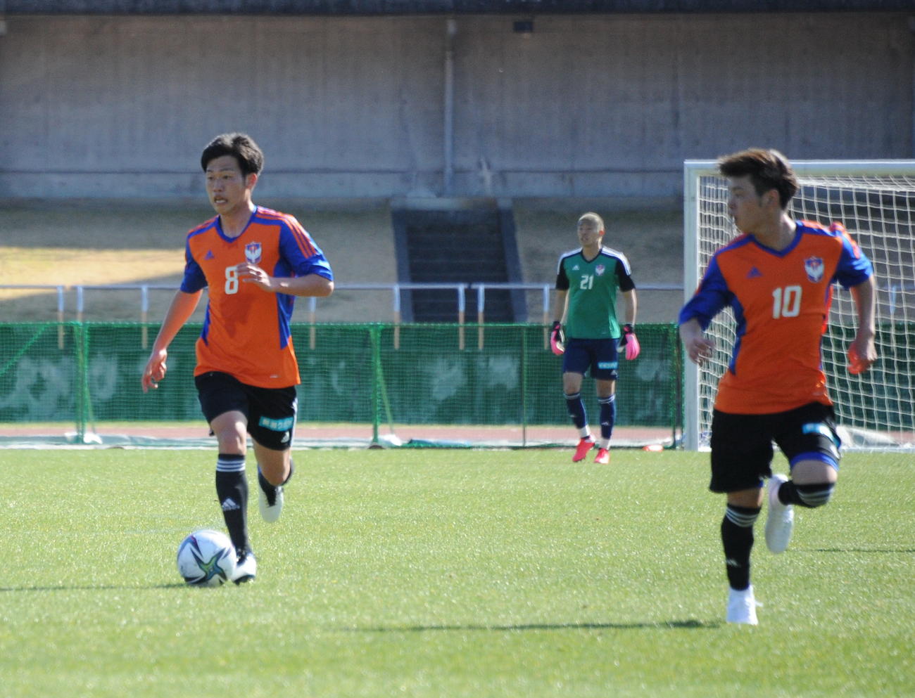 6日のJ3讃岐との練習試合でドリブルする高（左）