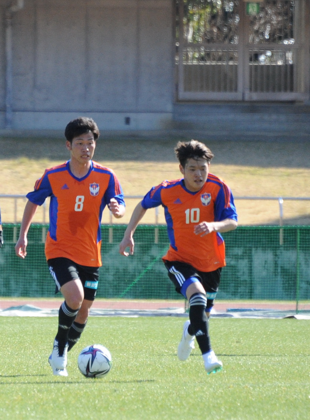 6日のJ3讃岐との練習試合でドリブルする高（左）