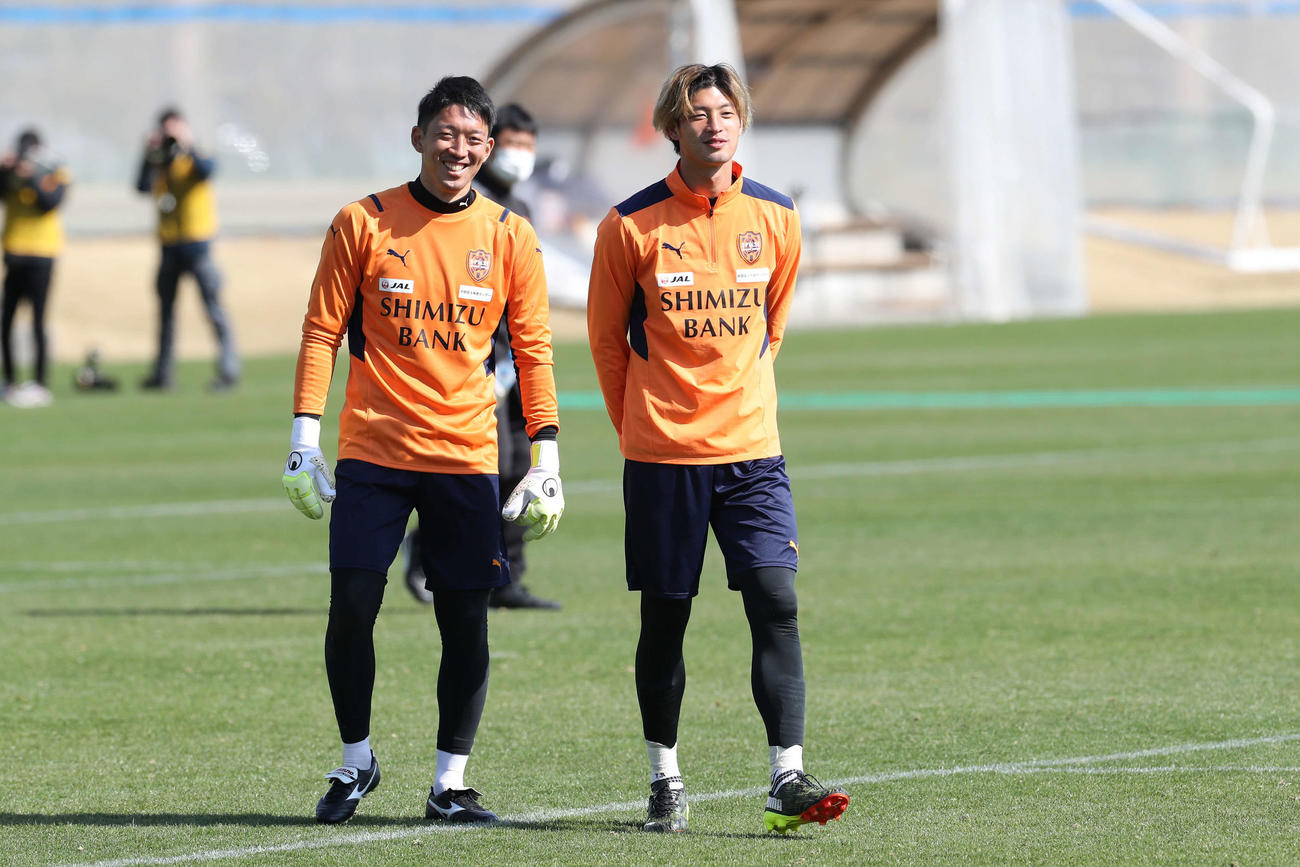 今月5日の鹿児島キャンプで清水DF立田（右）と談笑するGK権田（c）S－PULSE