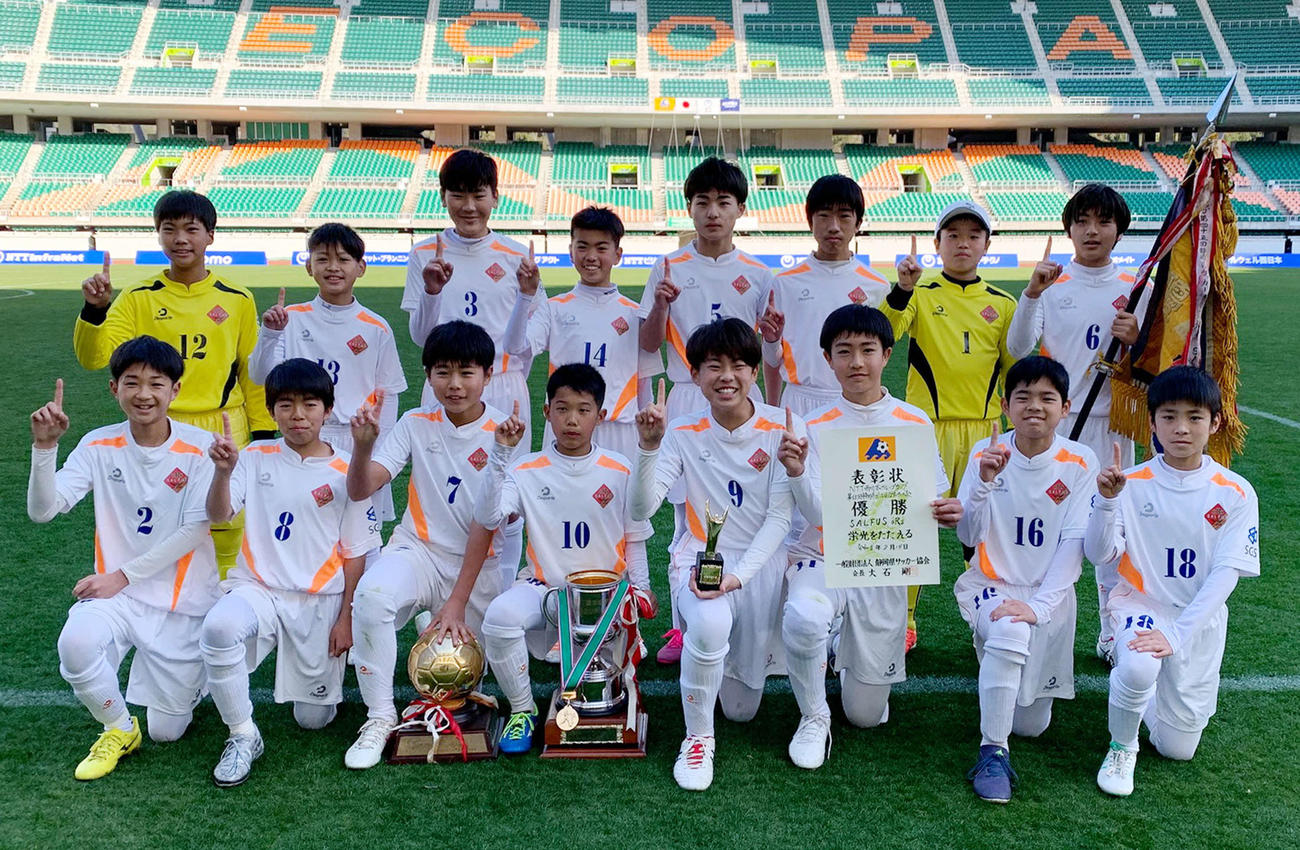 6年ぶり5度目の優勝に笑顔を見せるSALFUS oRsの選手たち