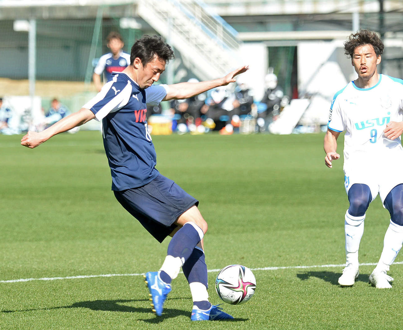 右足でシュートを打つ磐田MF鈴木