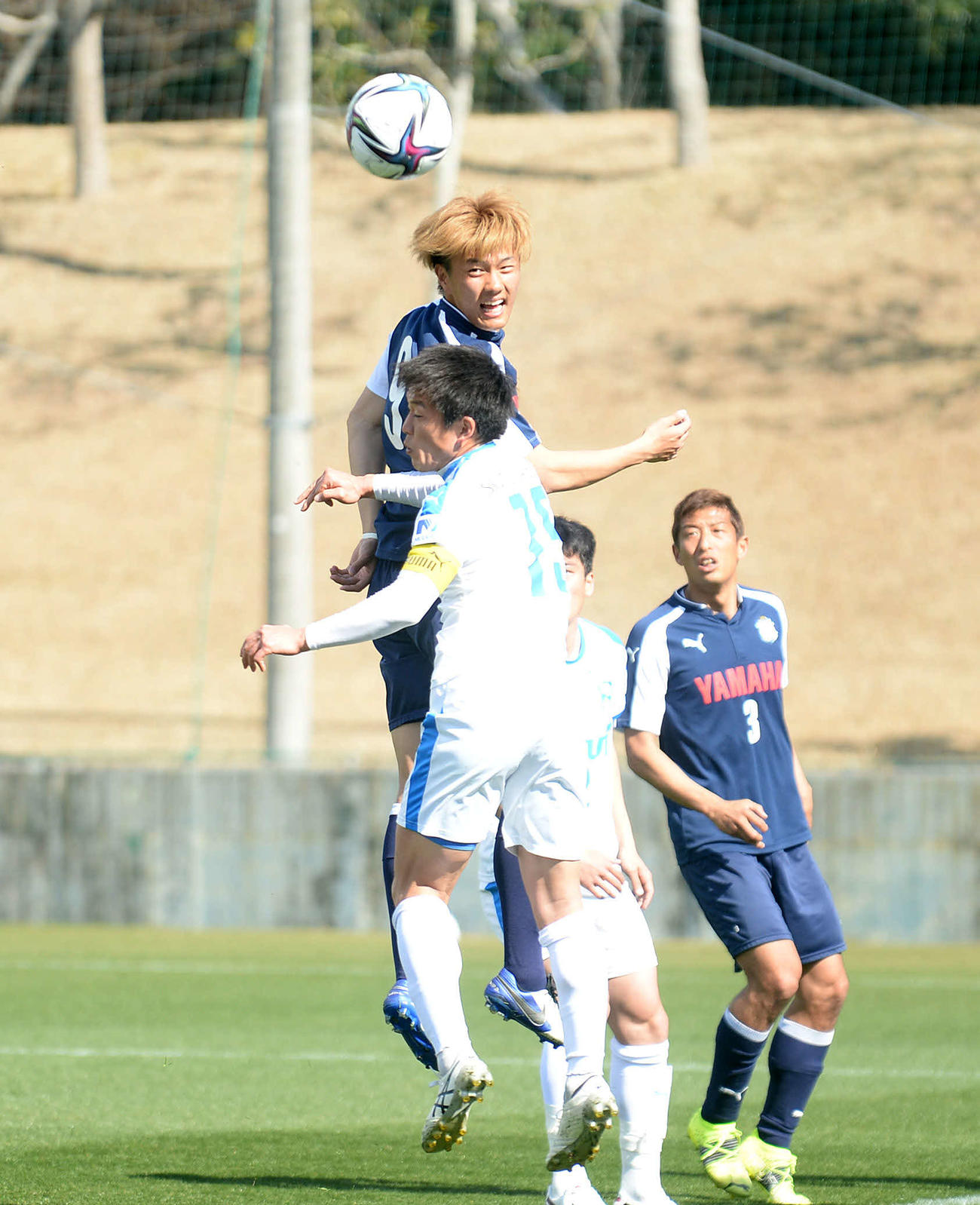 ゴール前で競り合う磐田FW小川航（上）と沼津MF菅井