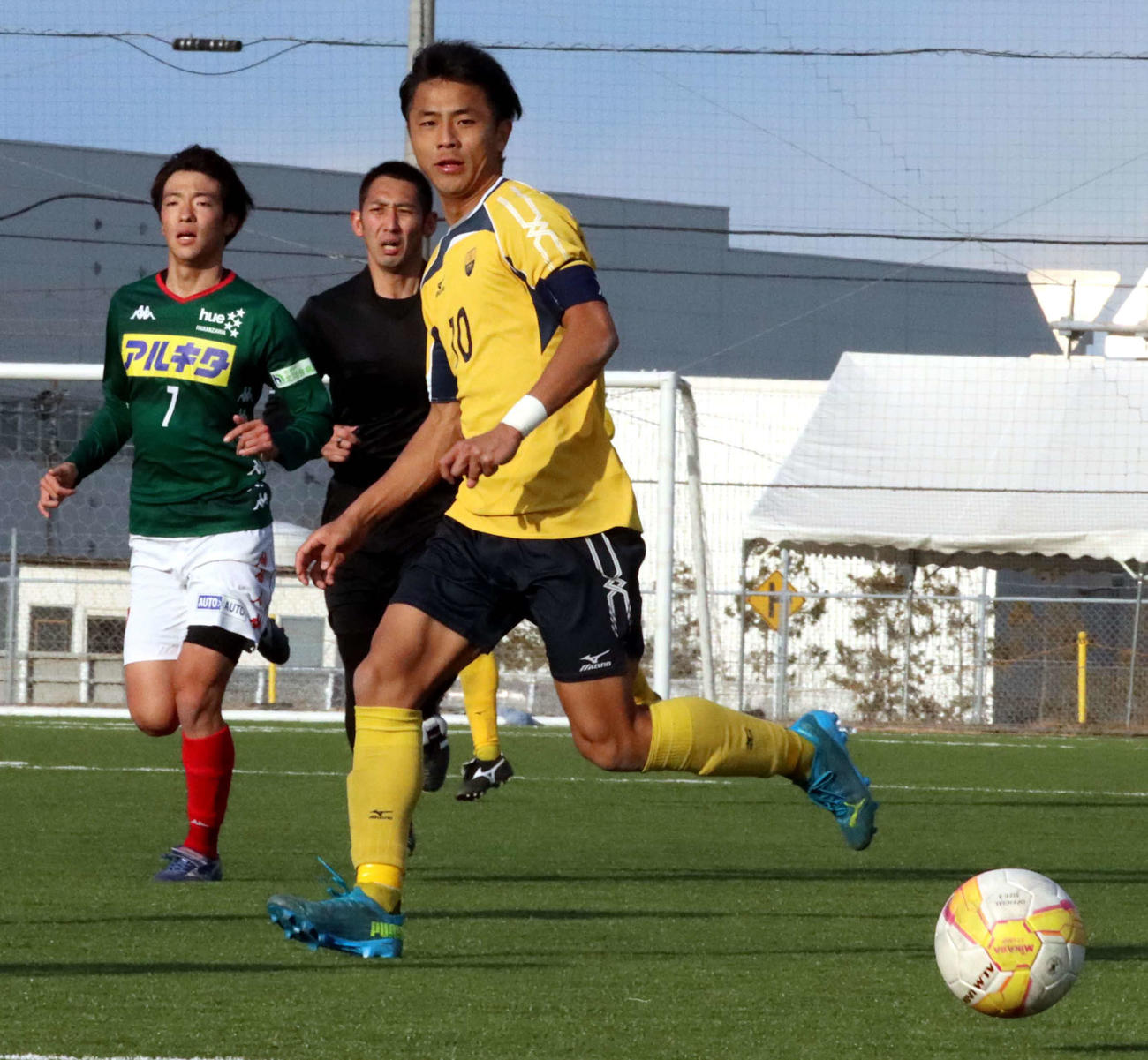 アタリマエニ杯の北海道教大岩見沢戦でボールを追う甲南大FW木村（中央）（撮影・永野高輔）
