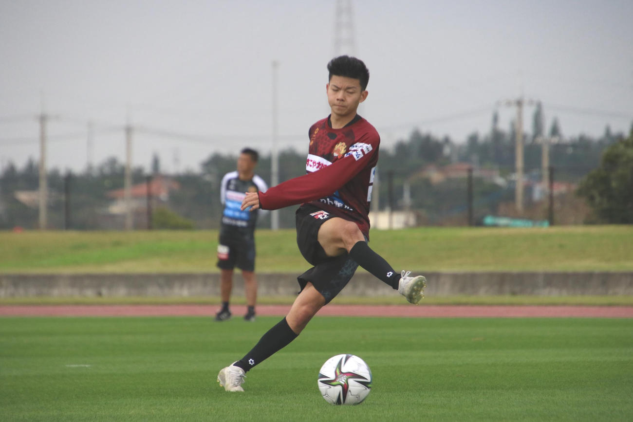 今季加入したJ2琉球で活躍を誓うMF沢田（琉球提供）