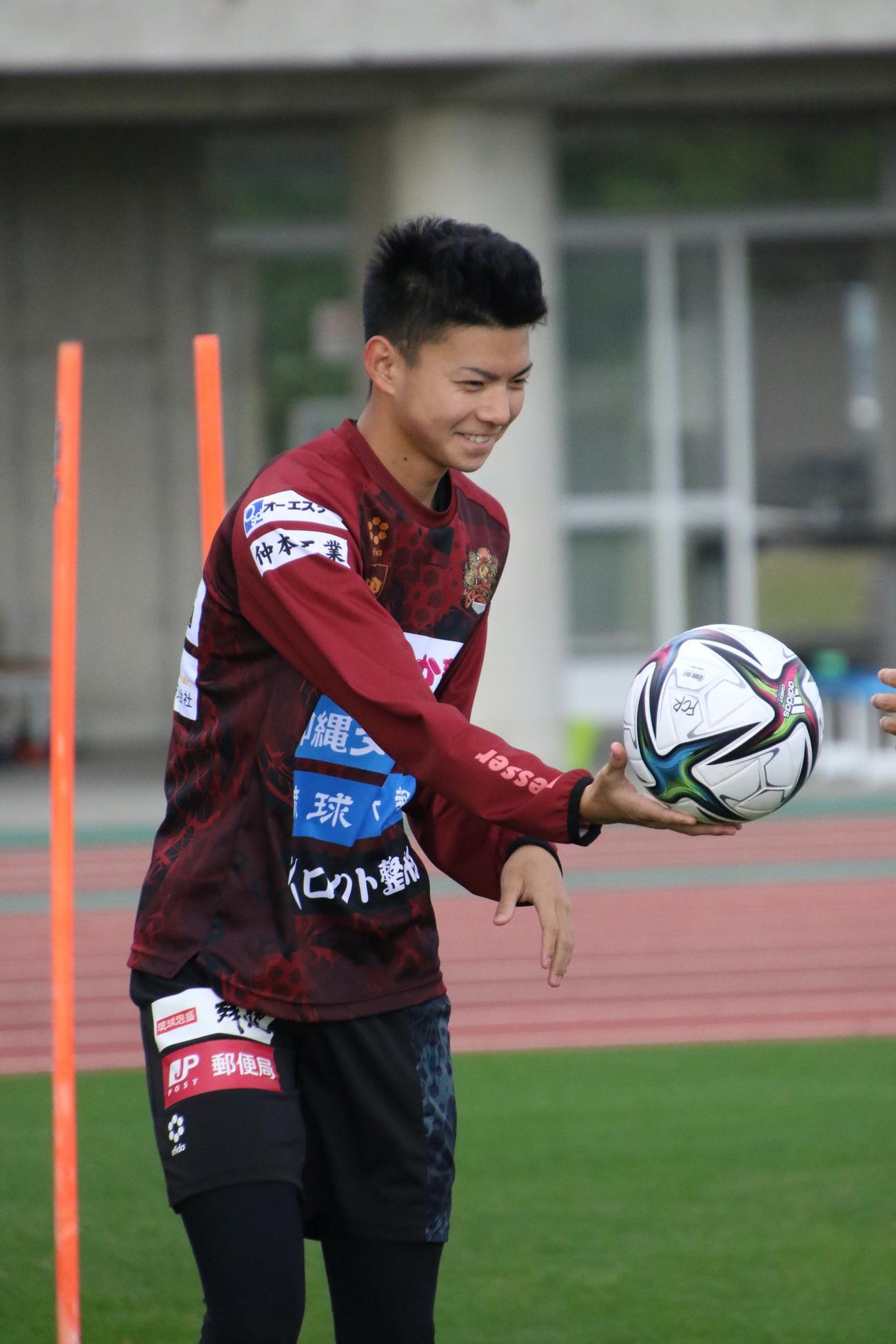 チーム最年少のJ2琉球MF沢田はチームメートと笑顔で練習に励む（琉球提供）