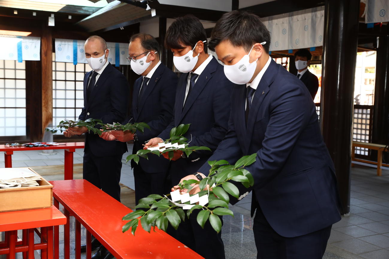 神戸市内で必勝祈願に参加した神戸主将MFイニエスタ（左端）、左から2人目は三浦監督（C）VISSEL KOBE