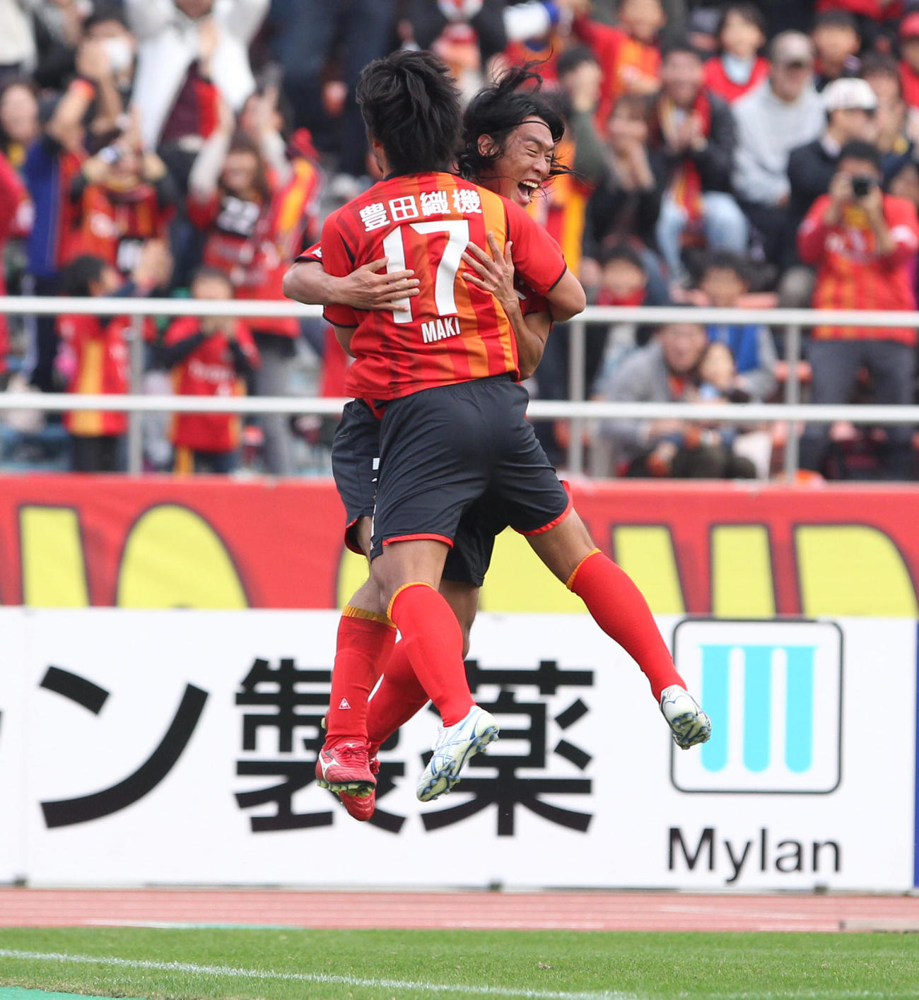 10年11月14日、大宮戦の前半42分、CKから頭で決勝ゴールを決める名古屋DF増川（奥）が同FW巻佑樹と抱き合う